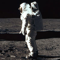 【今日は何の日】7月20日は人類が初めて月に降り立った「月面着陸の日」。ちょうど50年前の出来事です。まさに月面着陸を題材にしたのが20分の大曲→マン・オン・ザ・ムーン／清水大輔。